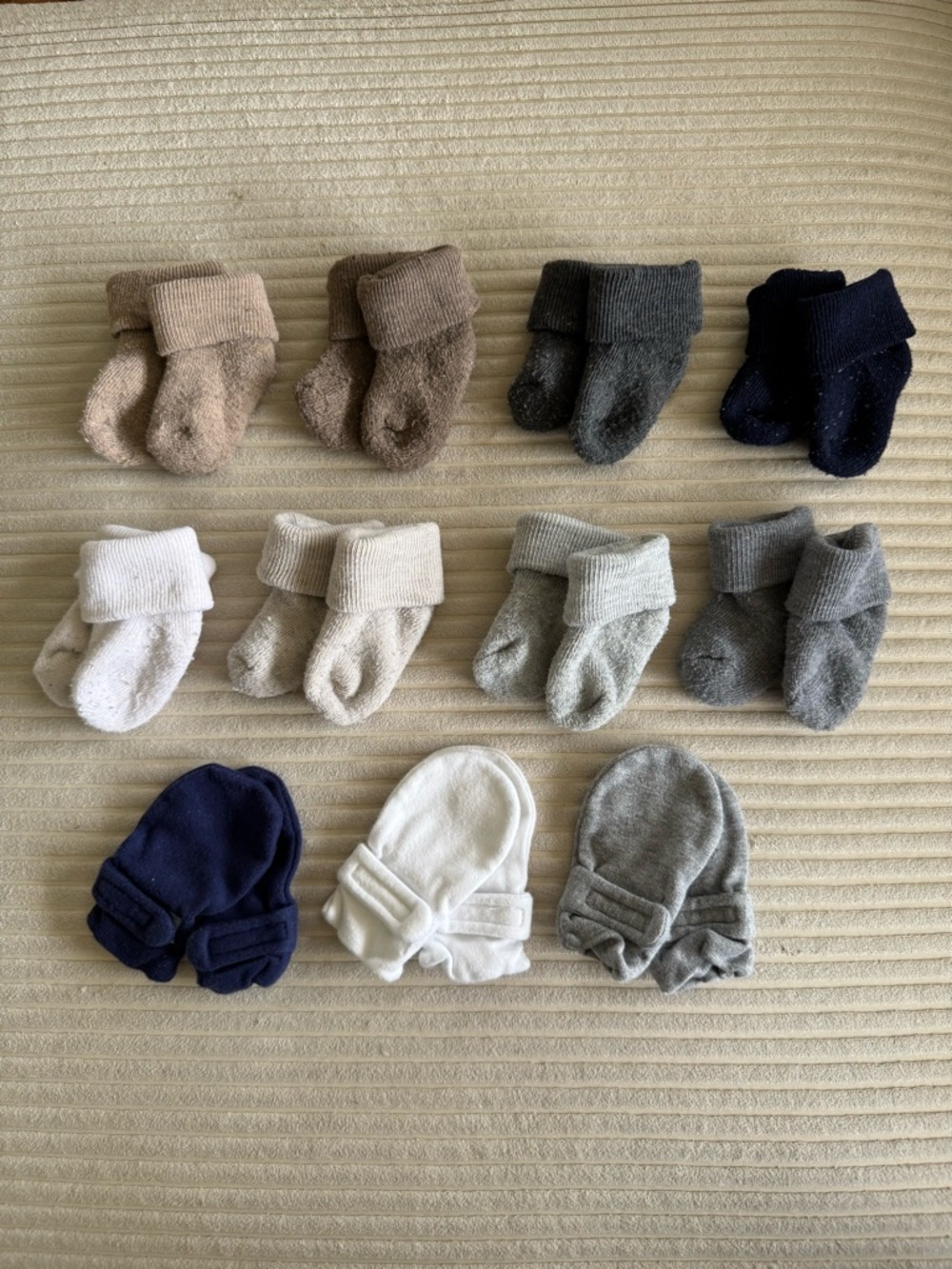 🪩3 for $15🪩 Neutral Baby Socks & Mittens Set